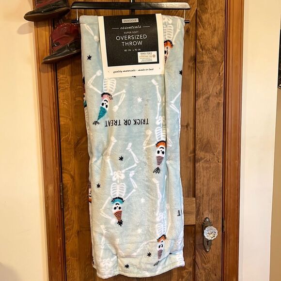 NWT  Envogue Halloween skeleton throw - Picture 1 of 3